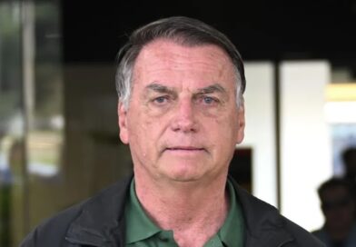 Bolsonaro culpa remédios por ter mexido em tornozeleira, cita ‘paranoia’ e tem prisão mantida