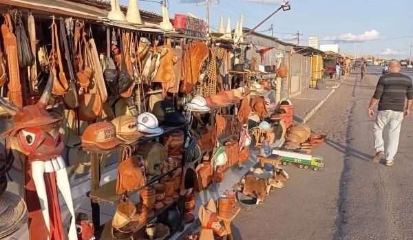 Barracas às margens da BR-324 simbolizam a força econômica e cultural de Gavião, município pequeno mas em processo de desenvolvimento bem avançado