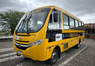 Prefeitura de Ipirá recebe novo ônibus escolar entregue pelo Governo do Estado