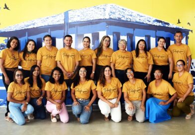 Direção do Colégio José Ribeiro Pamponet em Baixa Grande, presenteia professores com camisas personalizadas