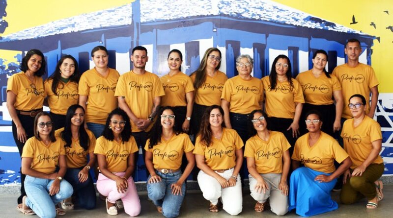 Direção do Colégio José Ribeiro Pamponet em Baixa Grande, presenteia professores com camisas personalizadas