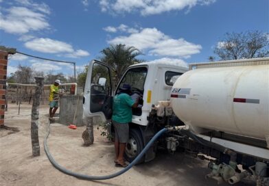 Prefeitura realiza mutirão de entrega de água na zona rural de Baixa Grande Prefeitura realiza mutirão de entrega de água na zona rural de Baixa Grande