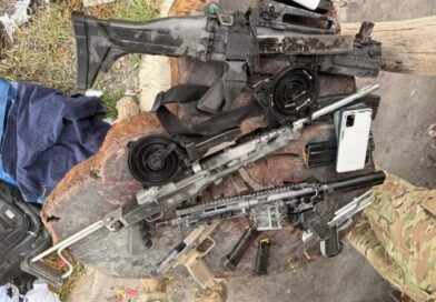 Polícia baiana apreende fuzis, submetralhadora e granada de facção carioca Polícia baiana apreende fuzis, submetralhadora e granada de facção carioca