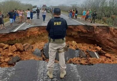 Força da chuva destrói pista e interdita totalmente a BR-116 em Tucano