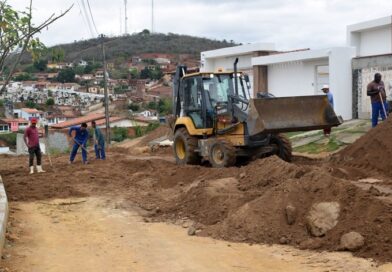 Após chuvas, prefeitura retoma obras de calçamento em duas ruas