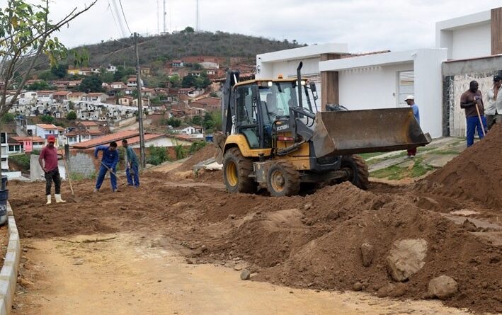 Após chuvas, prefeitura retoma obras de calçamento em duas ruas