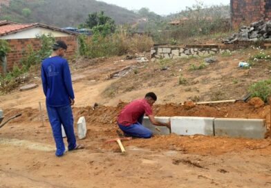 Prefeitura de Baixa Grande inicia a colocação de meios-fios na segunda parte da Rua João Job de Souza