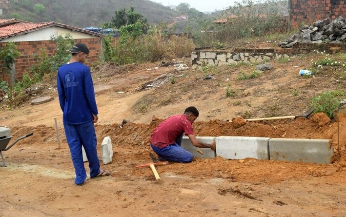Prefeitura de Baixa Grande inicia a colocação de meios-fios na segunda parte da Rua João Job de Souza
