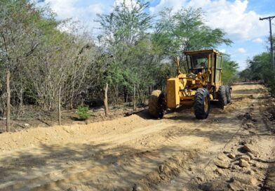 Prefeitura segue firme na ampla melhoria da estrada de Mandacaru