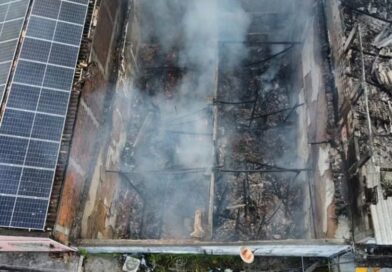 Incêndio destrói lojas e atinge farmácia no centro de cidade baiana Incêndio destrói lojas e atinge farmácia no centro de cidade baiana