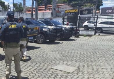 PRF prende 4 envolvidos em roubo de carga de alimentos na Bahia PRF prende 4 envolvidos em roubo de carga de alimentos na Bahia