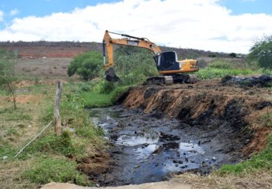 Iniciada a limpeza do Riacho do Salgadinho em Baixa Grande; esta é a segunda intervenção realizada pela atual gestão