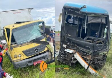 Colisão entre caminhão baú e ônibus na BR-324 deixa dois mortos e vários feridos
