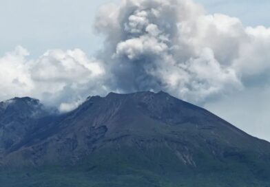 Vulcão entra em erupção, e voos são cancelados no Japão