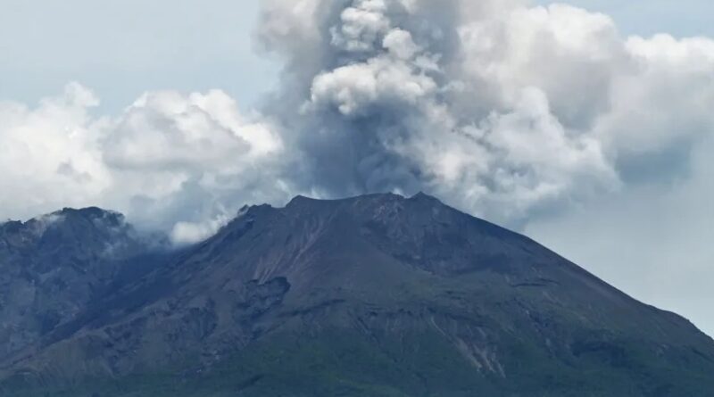 Vulcão entra em erupção, e voos são cancelados no Japão