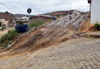 Após chuvas, prefeitura retoma obras de calçamento em duas ruas de Baixa Grande