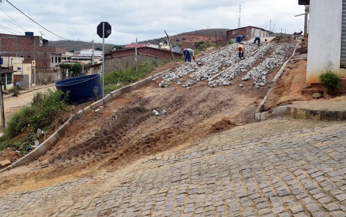 Após chuvas, prefeitura retoma obras de calçamento em duas ruas de Baixa Grande