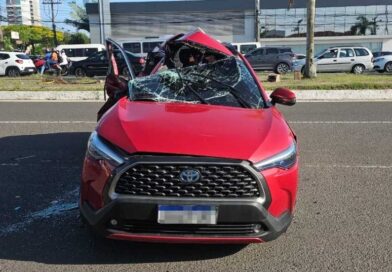 Passageiro morre após colisão entre veículo e ônibus em cruzamento de Feira de Santana