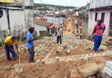 Prefeitura de Baixa Grande inicia assentamento de paralelepípedos na Rua Belarmino Ribeiro de Brito