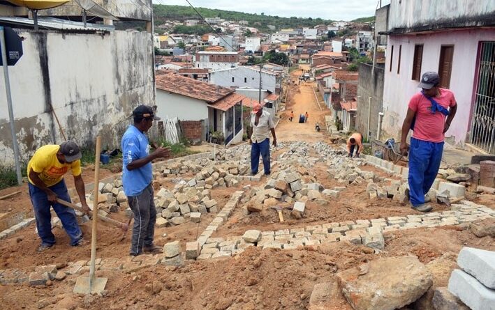 Prefeitura de Baixa Grande inicia assentamento de paralelepípedos na Rua Belarmino Ribeiro de Brito