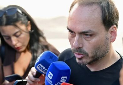 Soluços de Bolsonaro voltaram após procedimentos, diz Carlos Bolsonaro