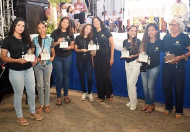 Serviços e profissionais da comunicação de Baixa Grande são homenageados na terceira noite da Festa da Padroeira