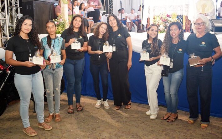 Serviços e profissionais da comunicação de Baixa Grande são homenageados na terceira noite da Festa da Padroeira