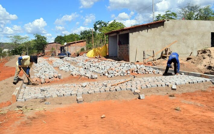 Prefeitura de Baixa Grande inicia obra de calçamento em novas ruas do Bairro do Cruzeiro