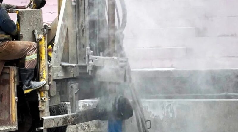 Escassez de água força Prefeitura de Riachão do Jacuípe contratar empresa para perfurar poço no Estádio Eliel Martins