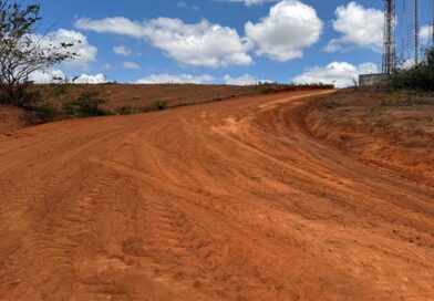 Prefeitura de Baixa Grande inicia preparação do terreno para calçamento na subida do Monte e em ruas do Bairro Cruzeiro