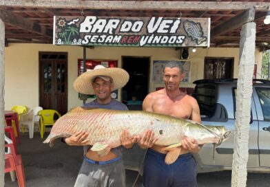 Pescadores de Ipirá chamam atenção ao capturar peixe de tamanho incomum no povoado do Trapiá